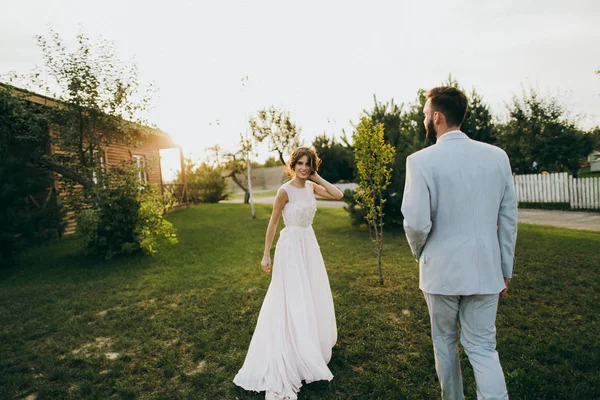 Feliz Pareja Jóvenes Recién Casados Jardín —  Fotos de Stock