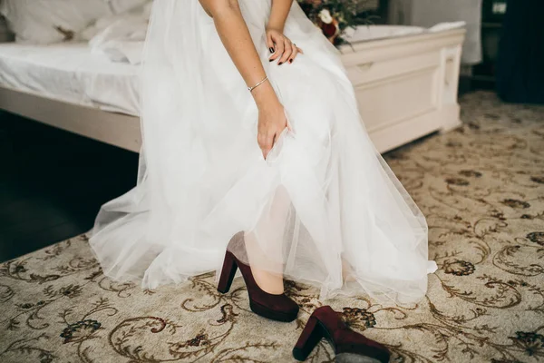 Jovem Noiva Bonita Colocando Sapatos — Fotografia de Stock