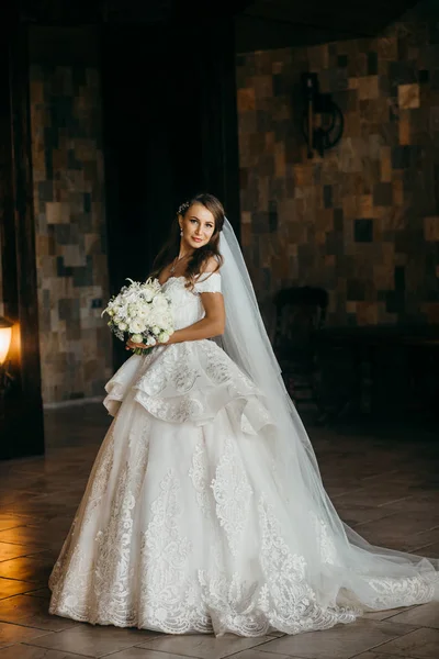 Kapalı poz genç güzel gelin