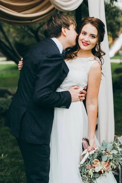 düğün töreni öpüşme yeni evli mutlu çift. 