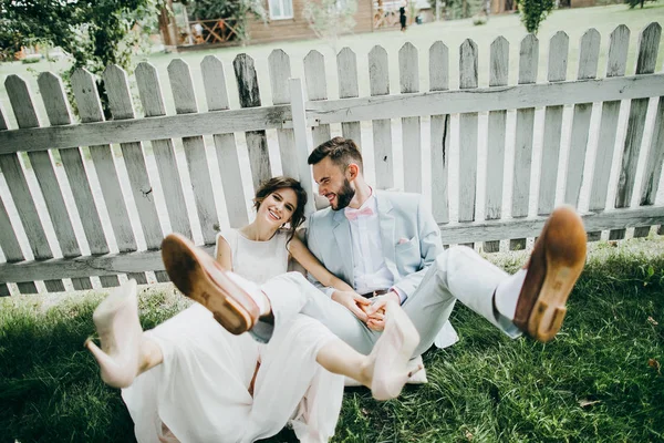 Feliz Casal Jovens Recém Casados Sentados Por Cerca — Fotografia de Stock