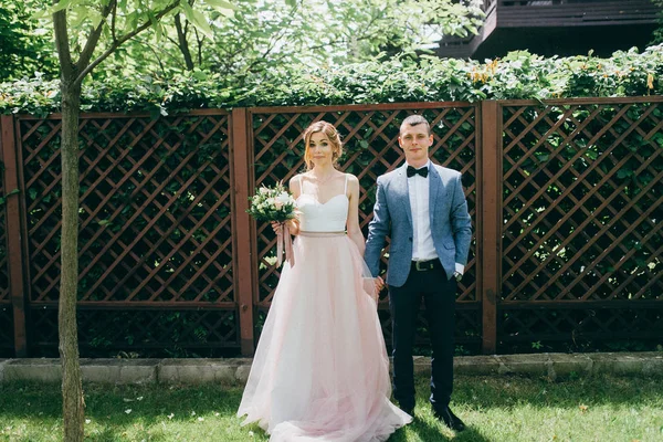 Yeni evli çiftimiz poz veriyor.