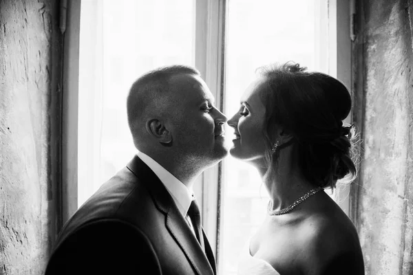 Pasangan Muda Yang Indah Berciuman Dalam Ruangan — Stok Foto