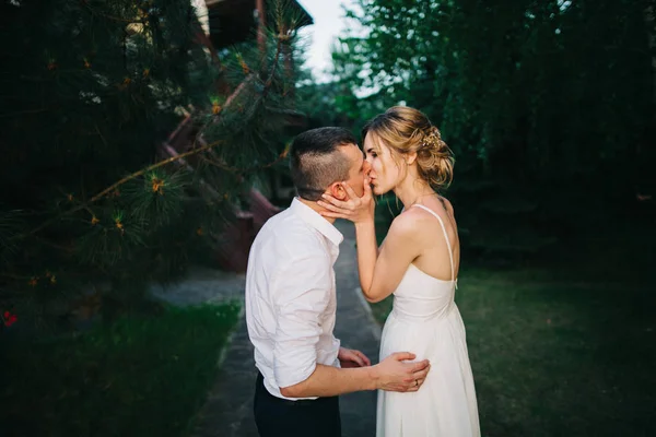 幸せなカップルの若い新婚さんのキス — ストック写真