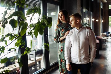 Mutlu güzel genç çift poz veriyor