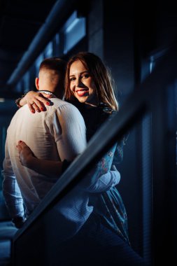 Mutlu güzel genç çift şehirde poz