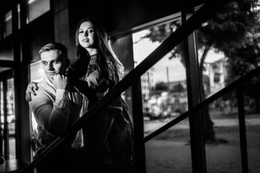 Mutlu güzel genç çift şehirde poz