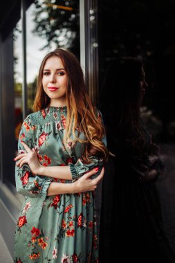 şehirde poz genç güzel kadın