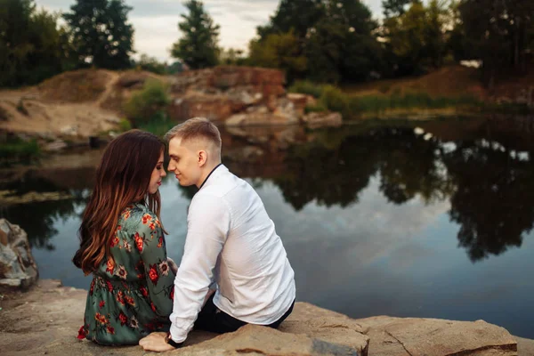 Lyckliga Vackra Unga Paret Poserar Vid Sjön — Stockfoto