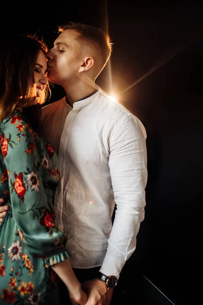 Feliz Bela Jovem Casal Beijando — Fotografia de Stock