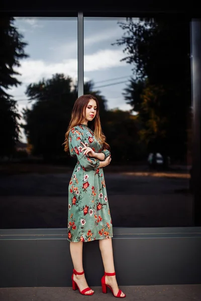 Jovem Bela Mulher Posando Cidade — Fotografia de Stock