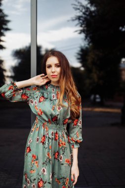 şehirde poz genç güzel kadın