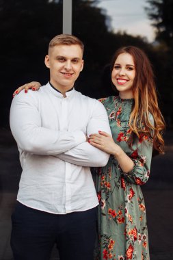 Mutlu güzel genç çift kucaklayan