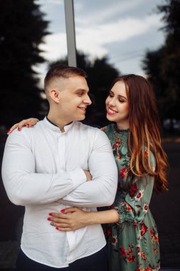Mutlu güzel genç çift kucaklayan