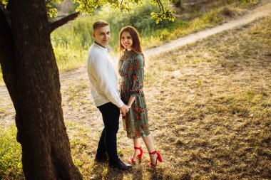 Mutlu güzel genç çift elele