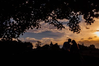 Gün batımında poz mutlu güzel genç çift