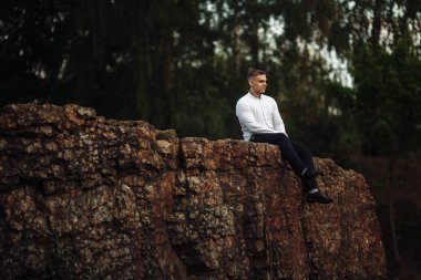 yakışıklı bir genç adam açık havada poz