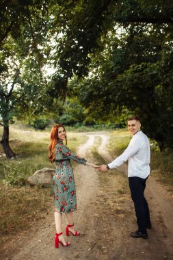 Mutlu güzel genç çiftimiz parkta poz