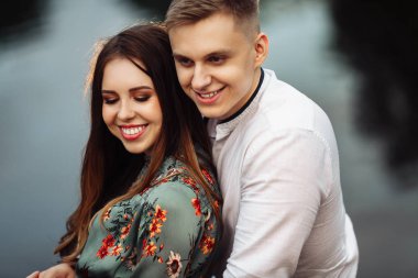 Göl kenarında poz mutlu güzel genç çift