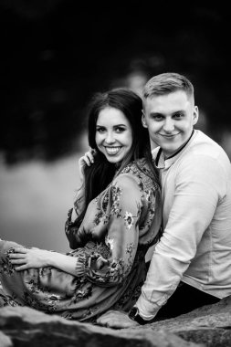 Göl kenarında poz mutlu güzel genç çift