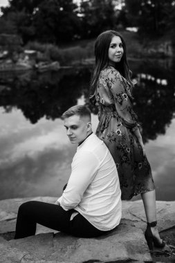 Göl kenarında poz mutlu güzel genç çift