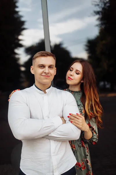 Feliz Lindo Jovem Casal Abraçando — Fotografia de Stock