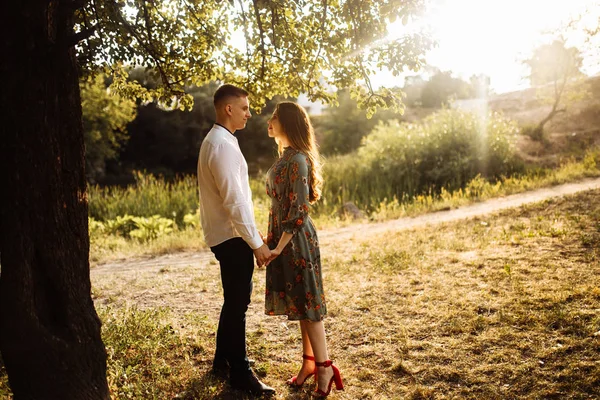 Feliz Hermosa Pareja Joven Cogidas Mano — Foto de Stock