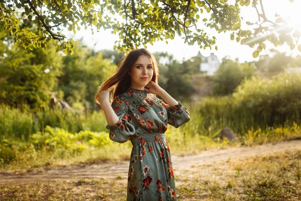 Joven Hermosa Mujer Posando Aire Libre — Foto de Stock