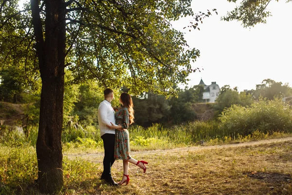 Lyckliga Vackra Unga Paret Embracing — Stockfoto