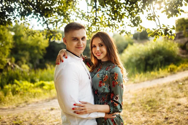 Feliz Lindo Jovem Casal Abraçando — Fotografia de Stock