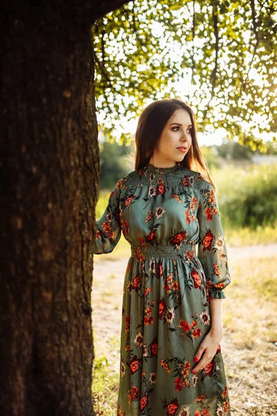 Joven Hermosa Mujer Posando Aire Libre — Foto de Stock