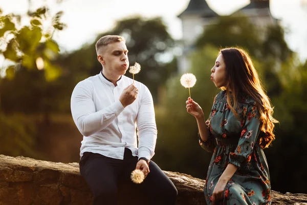 Glada Vackra Unga Par Med Maskrosor — Stockfoto