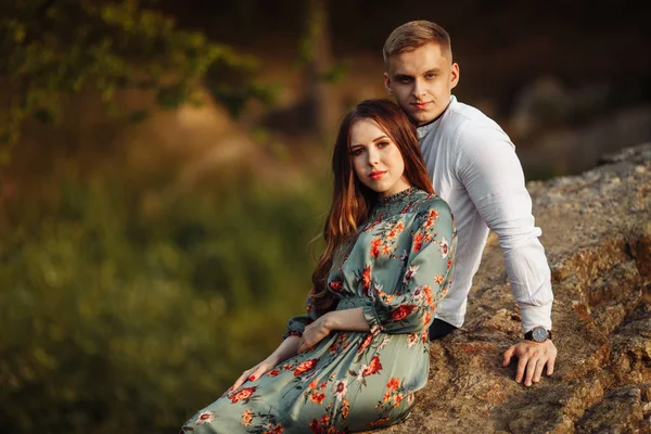 Feliz Bonito Jovem Casal Abraçando — Fotografia de Stock