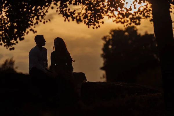 Joyeux Beau Jeune Couple Posant Coucher Soleil — Photo