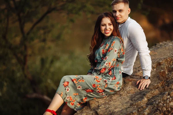 Glücklich Schönes Junges Paar Posiert — Stockfoto