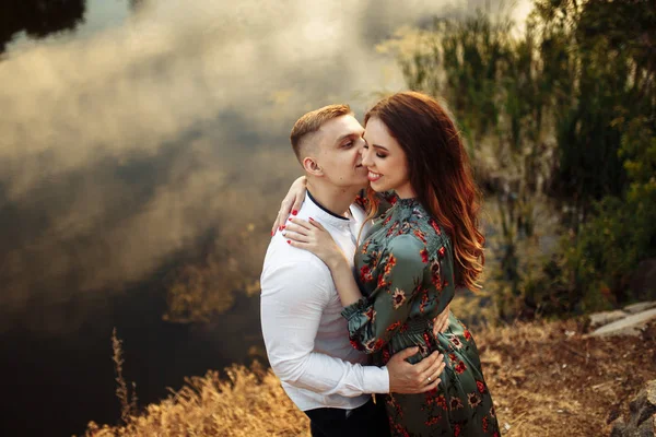 Feliz Bela Jovem Casal Beijando — Fotografia de Stock