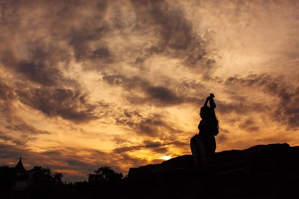 Jeune Belle Femme Posant Coucher Soleil — Photo