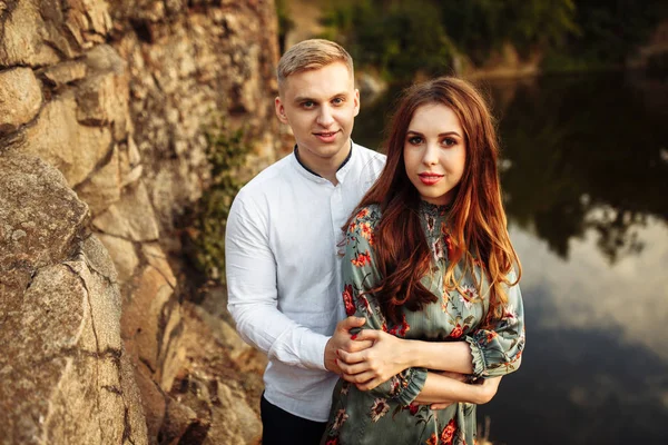 Feliz Belo Jovem Casal Posando Por Lago — Fotografia de Stock