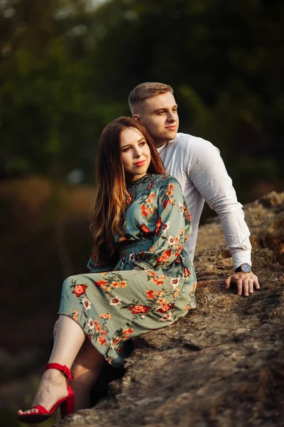 Happy Beautiful Young Couple Posing Lake — Stock Photo, Image