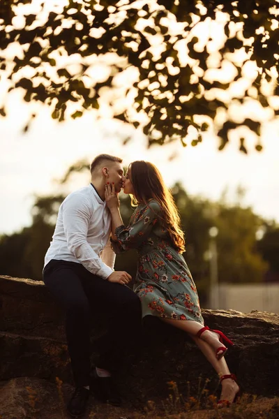 Feliz Bela Jovem Casal Beijando — Fotografia de Stock