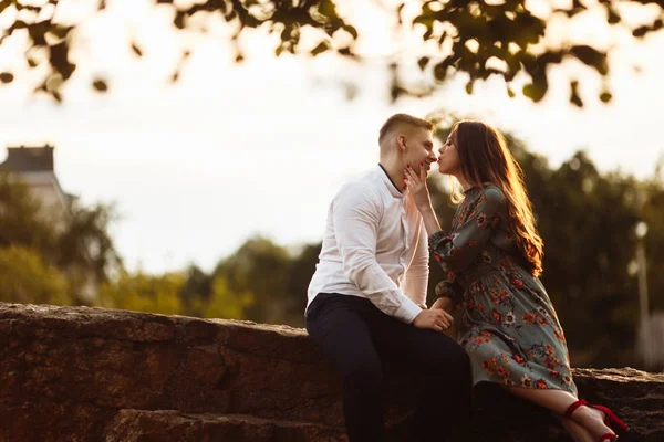 Happy Krásný Mladý Pár Líbání — Stock fotografie