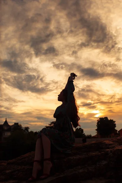 Молода Красива Жінка Позує Заході Сонця — стокове фото