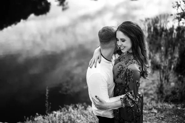 抱きしめる幸せな美しい若いカップル — ストック写真