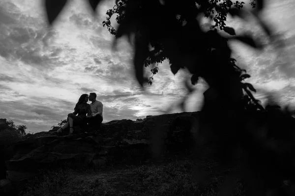 Feliz Hermosa Joven Pareja Posando Parque — Foto de Stock