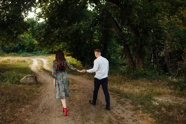 Feliz Lindo Jovem Casal Andando — Fotografia de Stock