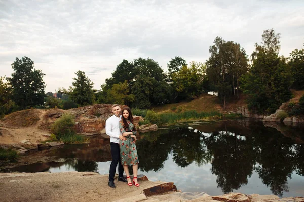 Feliz Belo Jovem Casal Posando Por Lago — Fotografia de Stock