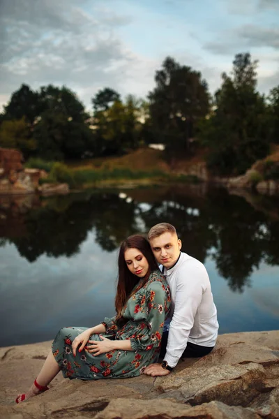 Happy Beautiful Young Couple Posing Lake — Stock Photo, Image