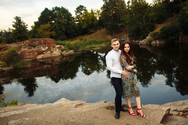 Happy Beautiful Young Couple Posing Lake — Stock Photo, Image