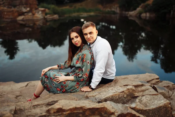 湖でポーズをとって幸せな美しい若いカップル — ストック写真