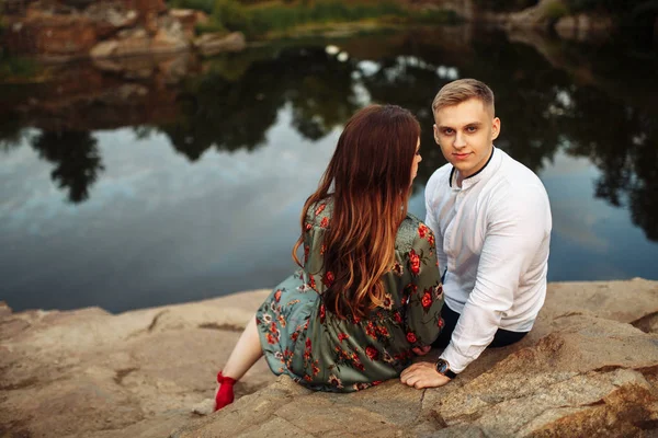 Feliz Belo Jovem Casal Posando Por Lago — Fotografia de Stock